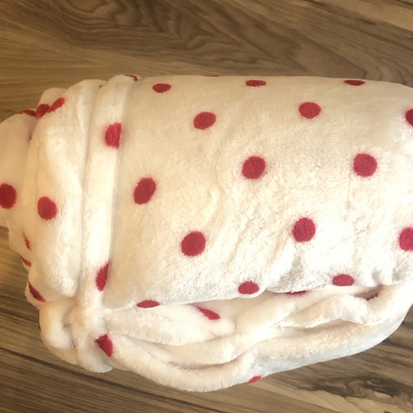 🛍🛍SOLD Kate spade ♠️ plush blanket- red polka dots - Picture 2 of 4
